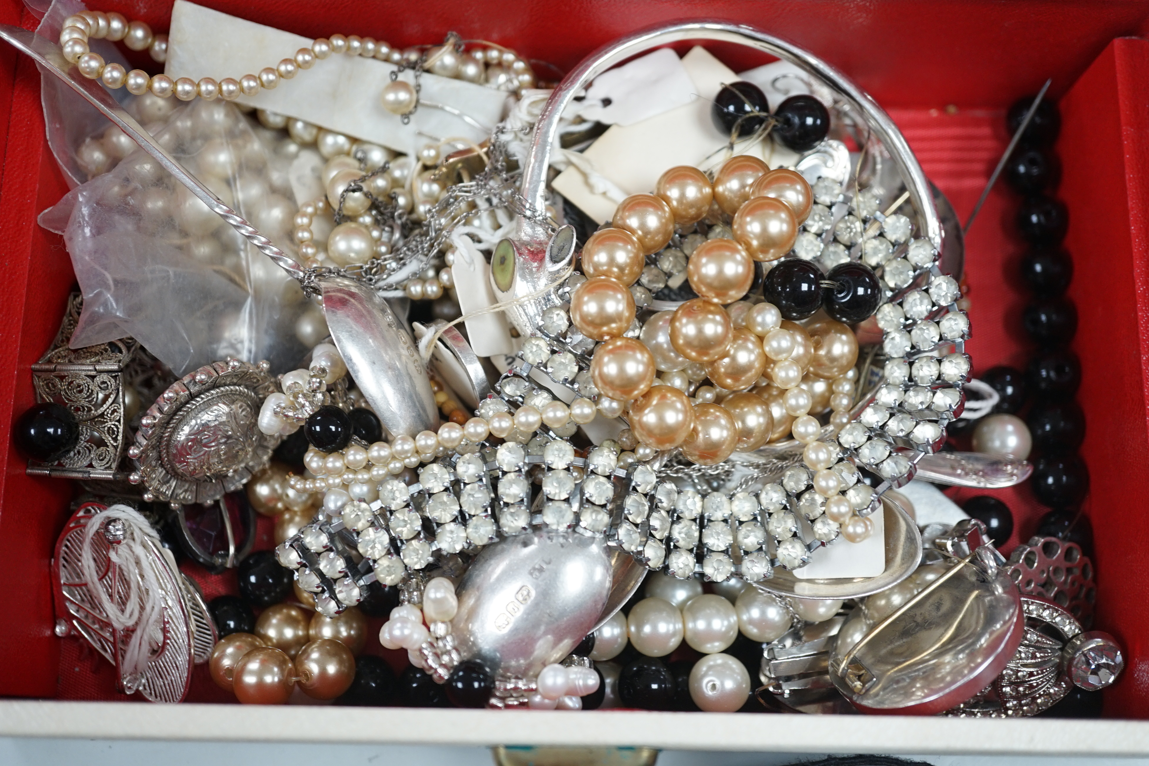 Assorted jewellery, including silver, costume, a 9ct and gem set bar brooch and sundry silver teaspoons.